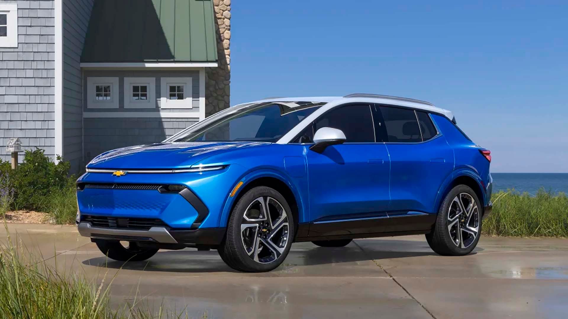 Front 3/4 view of the 2024 Chevrolet Equinox EV 3LT