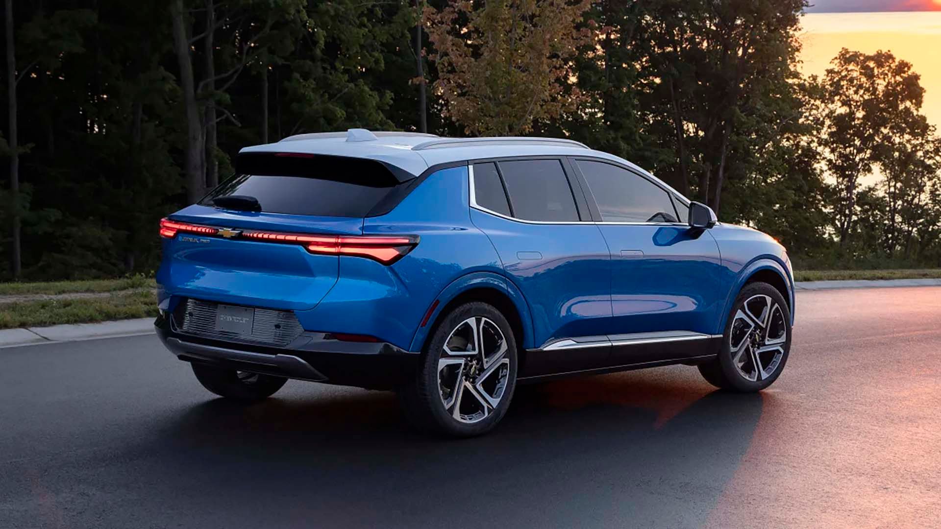 Rear 3/4 view of the 2024 Chevrolet Equinox EV 3LT