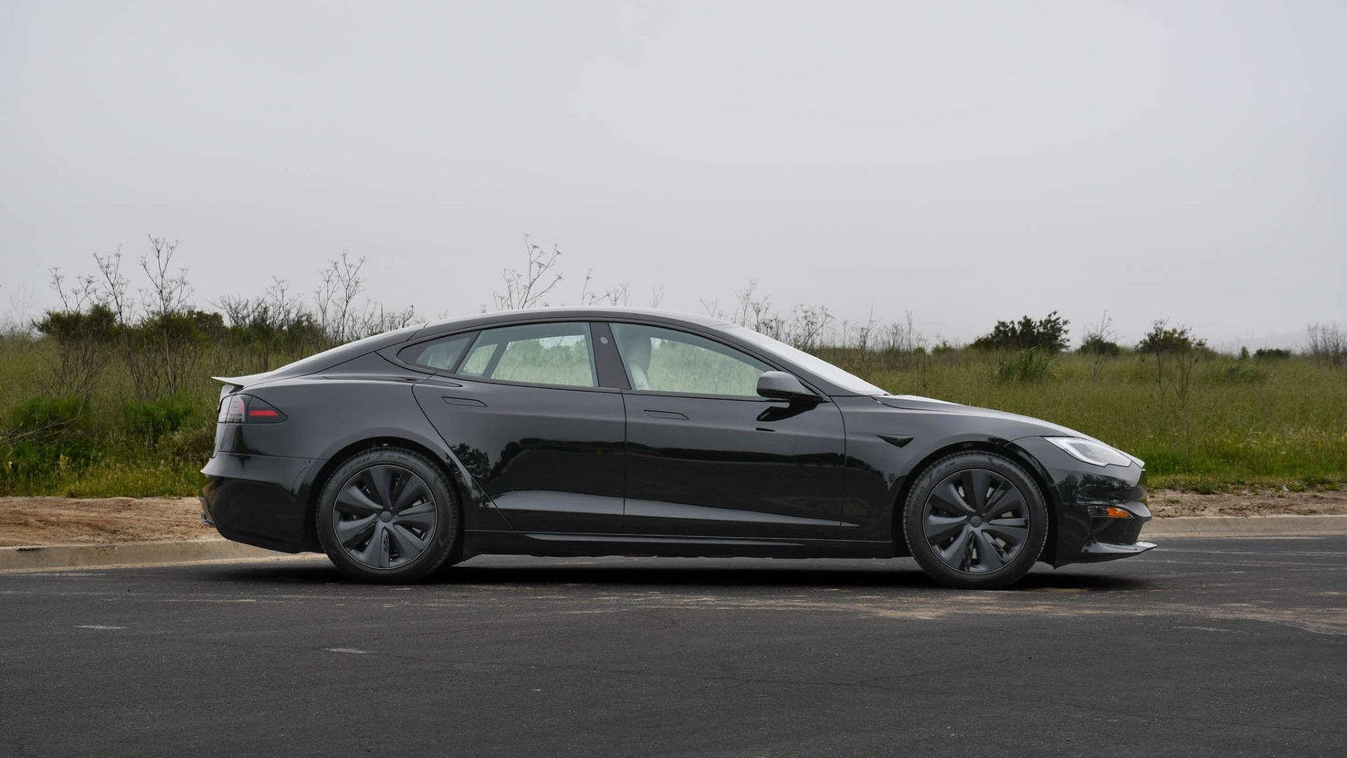 2022 Tesla Model S Plaid side profile shot