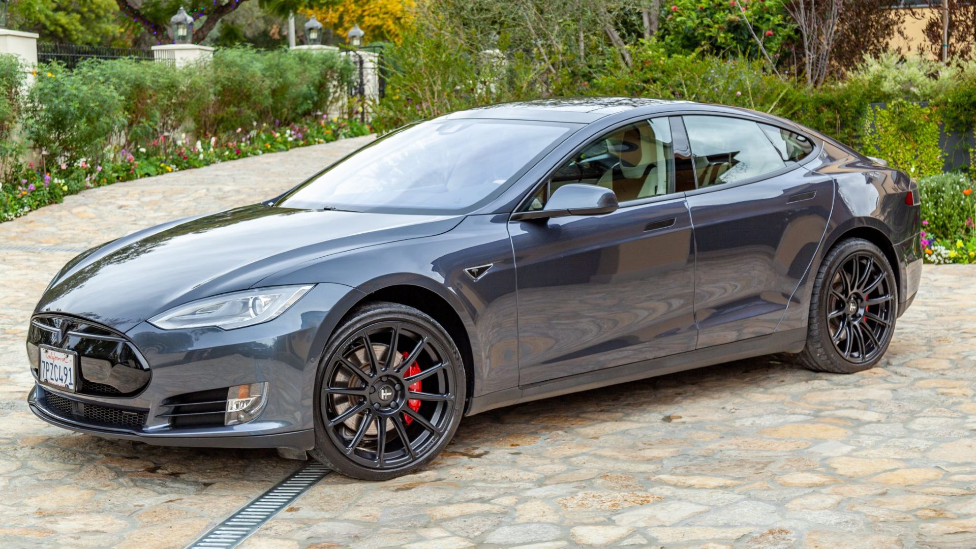 Front three-quarters shot of a grey 2015 Tesla Model S