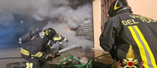 Incendio in un magazzino a Crotone - © Vigili del Fuoco