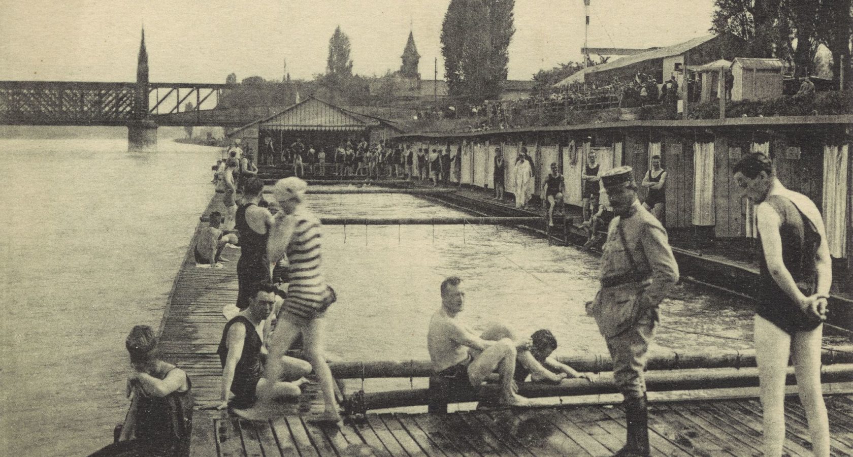 Les bains du Rhin (piscines sur le fleuve) à Strasbourg dans les années 1930 © AVES