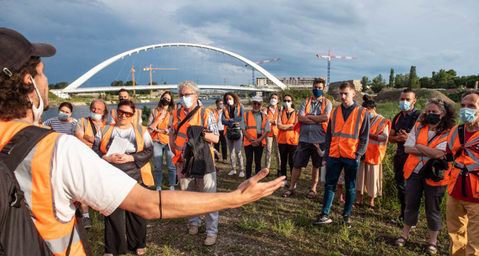 Présentation du quartier citadelle devant le pont suspendu André Bord