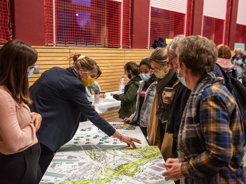 Première réunion forum dans le gymnase de l'école du Rhin. Crédit photo Alban Hefti.