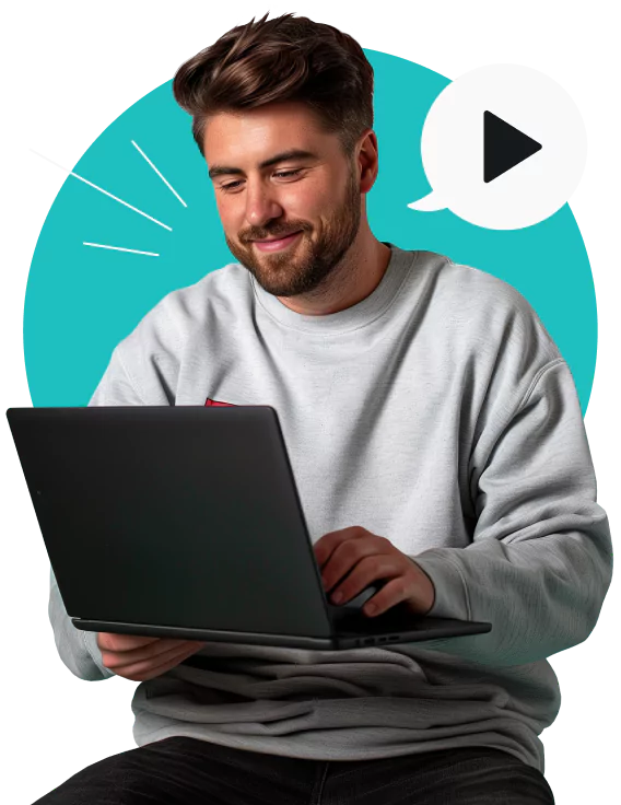 Un jeune homme souriant avec une barbe, portant un sweat-shirt gris, utilisant un ordinateur portable avec une icône de lecture dans une bulle près de son visage.