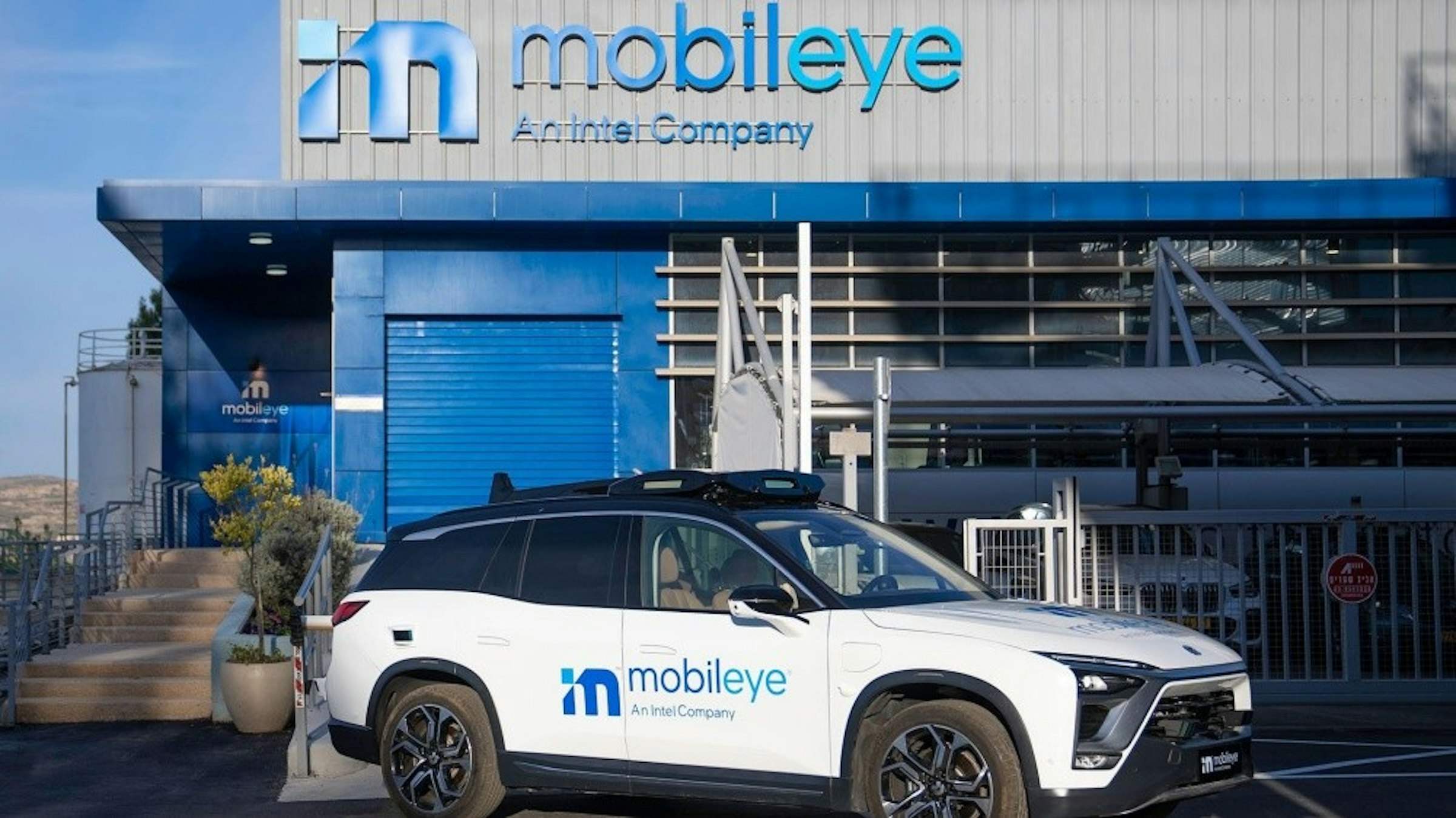 照片中提到了1 mobileye、Éninter Company、mobileve，跟在移動有關，包含了英特爾移動眼、Mobileye、英特爾、自動駕駛汽車、汽車