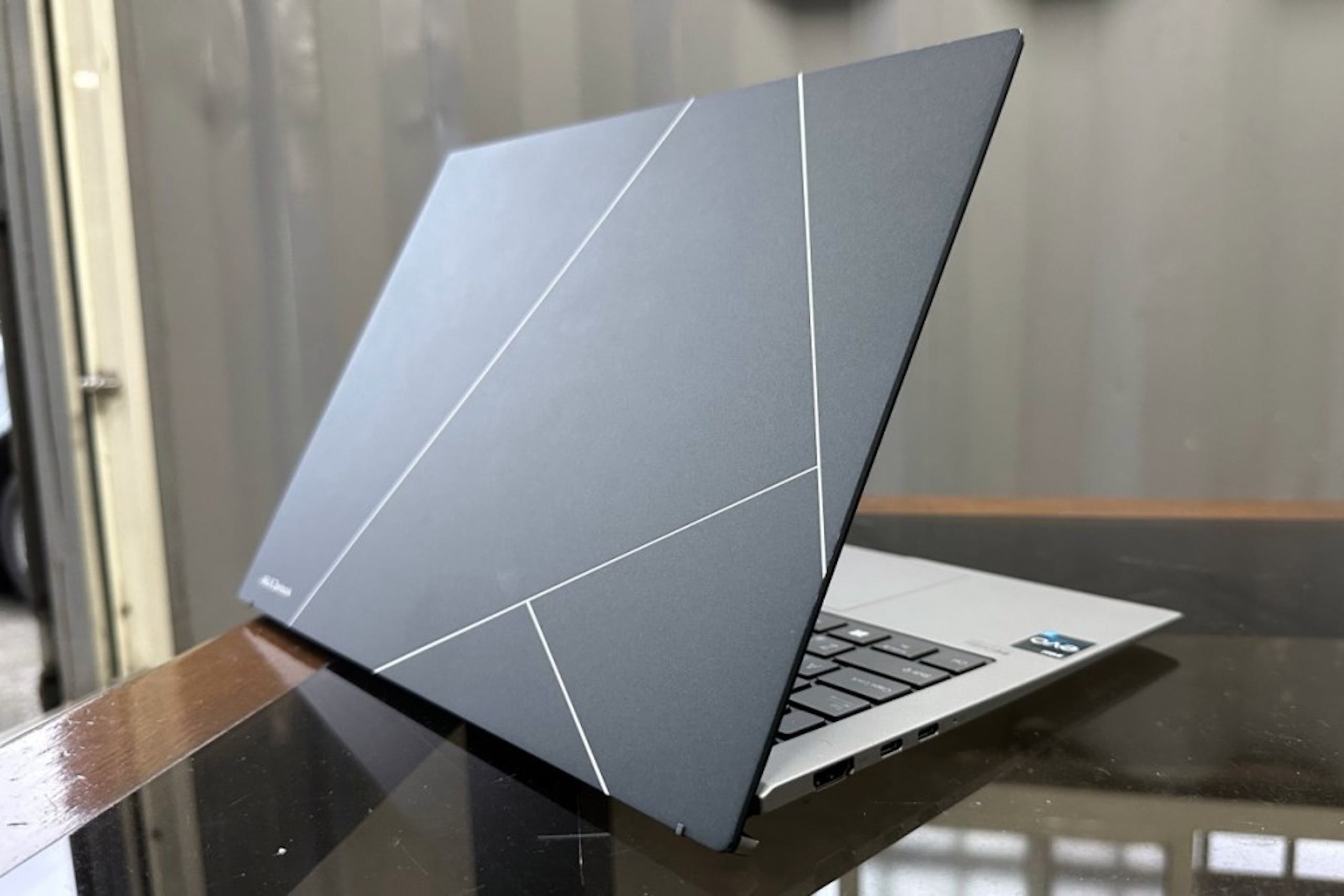 華碩 Zenbook S 13 OLED 動手玩：在 1 公分、1 公斤設計機身放入更高運算效能的極致輕薄筆電