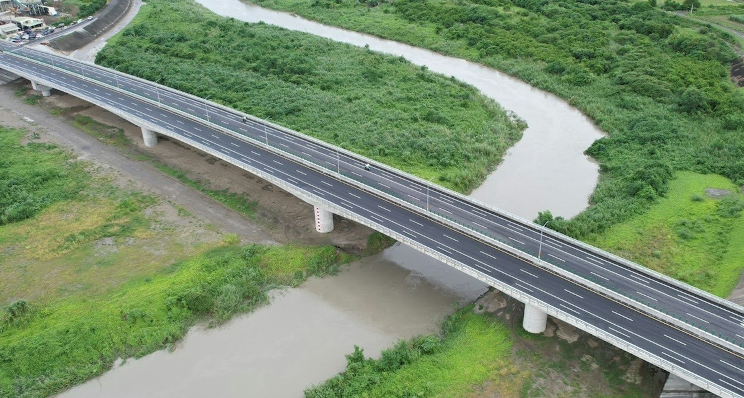 照片中包含了水資源、水、橋樑隧道、水資源、受控通道高速公路