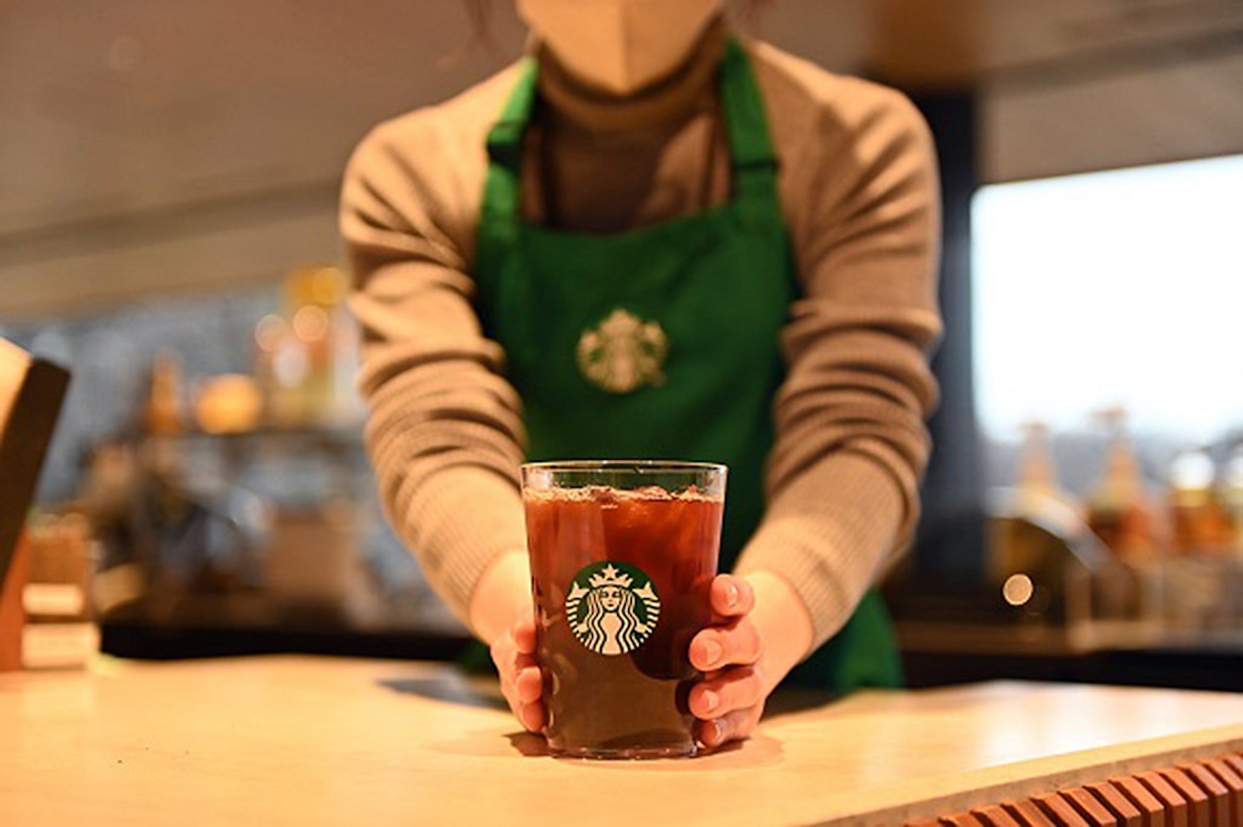 日本星巴克內用冰飲將陸續以長得像玻璃杯的樹酯杯盛裝，減少使用一次性塑膠杯