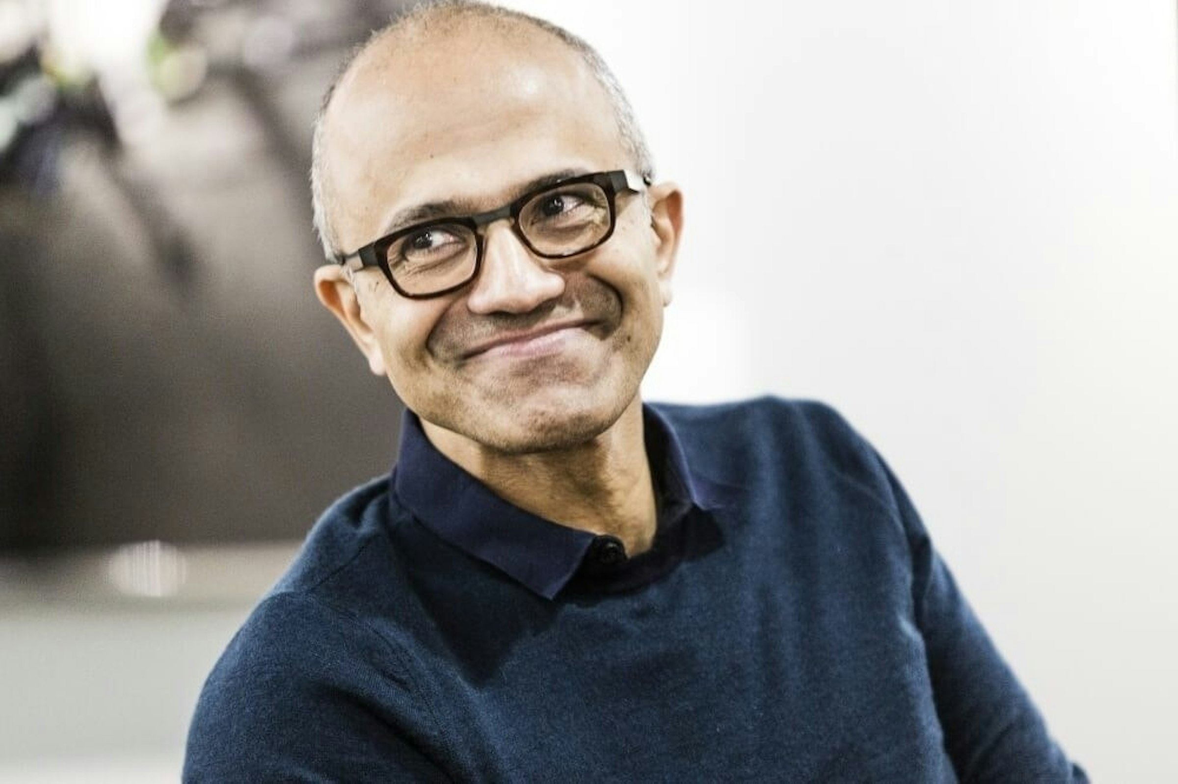 照片中包含了薩蒂亞·納德拉、薩蒂亞·納德拉（Satya Nadella）、Hit Refresh：重新發現微軟靈魂並為每個人想像更美好未來的探索、常務董事、微軟公司