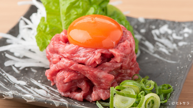 神戸ビーフ焼肉 お加虎 - 料理写真:口の中いっぱいに肉の旨みが広がる。鮮度抜群、至福の逸品『和牛炙りユッケ』