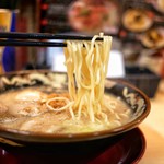 Kagoshima Ramen Ton Toro Tenmonkan Honten - 中細ストレート麺！