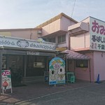 ピネキ - 店頭風景。屋根付きベンチもあります。