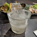 骨付き鳥 観音寺 - にごり酒をロックでっ！  氷が、大盛りです。( ´∀`)