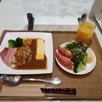 KUWAHARA　KAN - 軽めに朝カレー＆サラダです(*σ´ｪ｀)σ