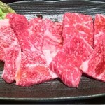 虎牛 - Ａセット1,000円の日替わりお肉のロースとカルビ