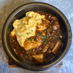 アジア洋食厨房 - 料理写真:・四川風 トロトロ牛スジの陶板ごはん 1,300円/税込
(生春巻き、スープ、黒ごま白玉だんご)
・大盛り 200円/税込