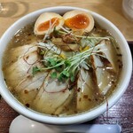 大阪塩系 麺屋 藤兵衛 - 料理写真:天然塩ラーメン、チャーシュー、煮卵