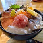 鼎 斉吉 - 地魚海鮮丼。2600円。