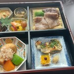 京都 吉兆 - これが本物の松花堂弁当。左上八寸、左下ひろうすなどの炊き合わせ、右下焼き物スズキ、右上牛すき焼き。どれも繊細でなのにしっかり味が付いていて、とても美味しかったです。