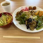 おうみんち - 食べ放題の野菜メニューと冷やし中華。