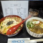 喜多亭浪花うどん - 親子丼（650円）セット（＋200円）です。つゆだく具だくさん親子丼と細麺浪速うどんは出汁が効いて飲み干せます✨奥にごはんものメニューも写してます。