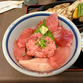 北かつまぐろ屋 - 料理写真:まぐろ三色丼セット。2200円。