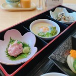 ホテル一景閣 - 朝食(ねぎとろ、とろろ、オクラのネバネバ三兄弟の温泉卵添え、卯の花)