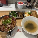 テジュン食堂 - 肉質は固いカルビ丼と、まだ戻りきってない乾燥ワカメのワカメスープ。