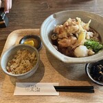 うどん末治 - ランチはお得な値段で炊き込みご飯がつけれます。