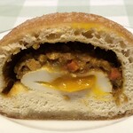 オークベーカリー - 月見カレーパン・断面