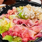 カジュアル食堂 レスト アドル - 誰かが投稿してた写真、肉だけすき焼きコース薄切りカルビと牛ロースとそば2750円追加野菜300円これが食べたくて来たのにヾ(*>∀<)ﾉﾞｷﾞｬﾊﾊ