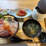 鼎 斉吉 - 満足度120%の丼、小鉢やお味噌汁も手を抜いてない感じが嬉しい