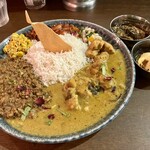 curry bar nidomi - （混盛）ケララチキンカレー（+アボカドのパコラ(天ぷら)）+合挽ミンチのスパイスキーマ（+コーンバターチャート）、ナスのピックル、スパイス玉子〜パスマティライス