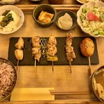 リバーカフェ - “たれ”焼き鳥5種の食べ比べ定食