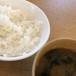 洋食のオーニシ - ご飯とお味噌汁