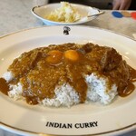 インデアンカレー - インデアンカレーご飯大盛り、目玉（玉子2個）、ピクルス大盛り