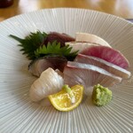 鼎 斉吉 - 生魚が美味しいのは言わずもがな。それぞれに合わせた食べ方を説明して頂きました。添えてあるのは黄色いけどスダチ。