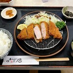 とんかつ 川久 - 黒豚ロースかつ定食 
            ご飯、味噌汁、小鉢、香り物付き