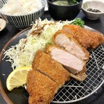 とんかつ 川久 - 黒豚ロースかつ定食 
            ご飯、味噌汁、小鉢、香り物付き