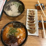 来々軒 - 料理写真:（辛麺、こってり背脂ラーメン）其々870円、餃子