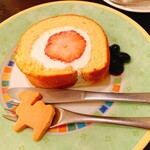 森のらくだ - いちごのロールケーキ　黒豆が。