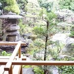 芳 川 - 窓から見えるお庭も雰囲気が良かったです。