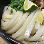 飯野屋 - 角ありコシあり硬さあり
      お味も良くって良いうどんです