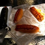 アルパカフェ - 「ビントロングのしっぽみたいなながーいホットＤｏｇ　ビントＤｏｇ」（750円）。