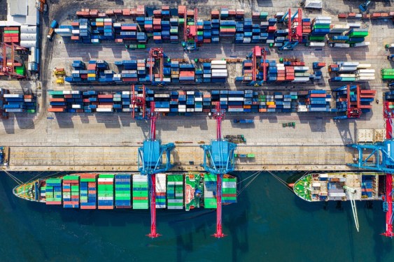 Ship yard with containers