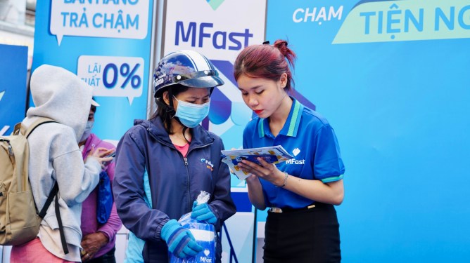 A MFast agent serving a customer in Vietnam.