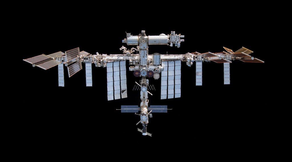 SpaceX scores $843M NASA contract to de-orbit ISS in 2030