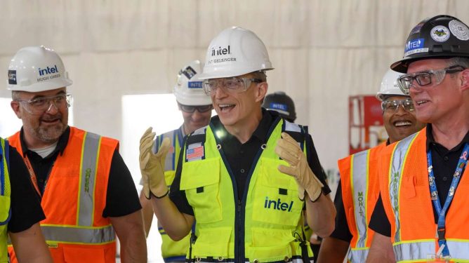 Intel CEO Pat Gelsinger with construction workers at one of Intel's fabrication plants in Arizona