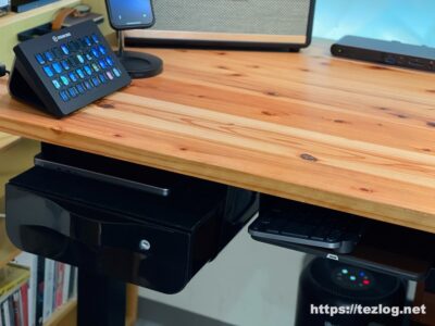 デスク風景 天板下にFlexispot 卓下式引き出しの上部にM1 Pro MacBook Proをクラムシェルで。